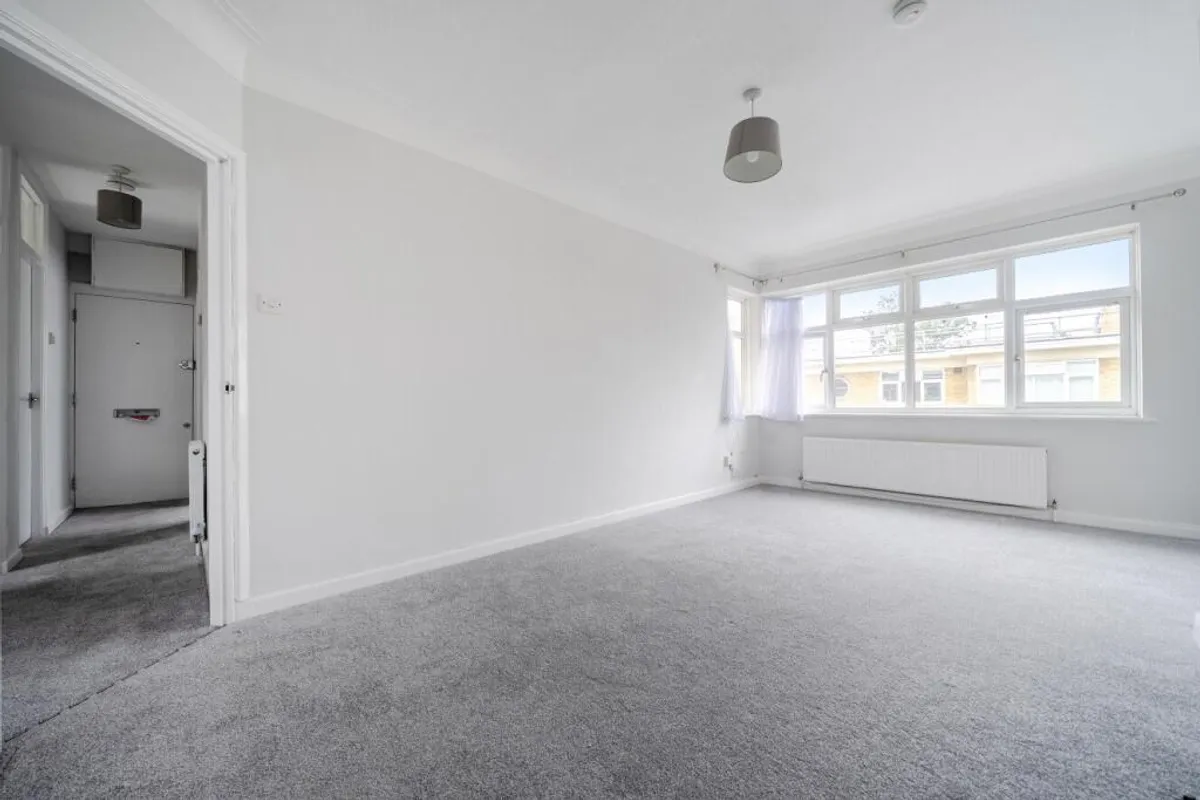 Flat Lincoln Court in Greater London