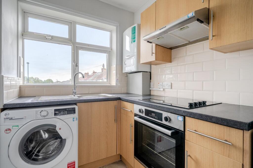 Flat Lincoln Court in Greater London