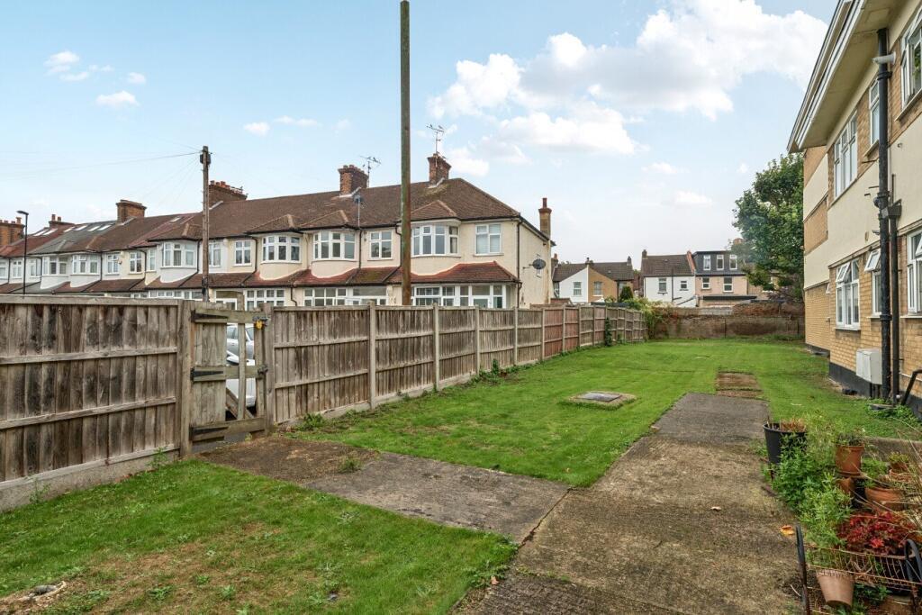 Flat Lincoln Court in Greater London