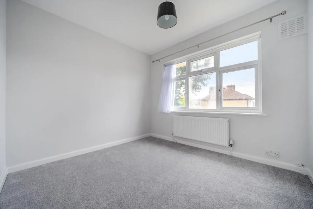 Flat Lincoln Court in Greater London
