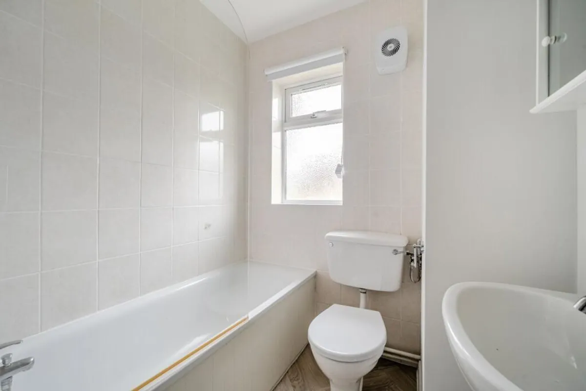 Flat Lincoln Court in Greater London