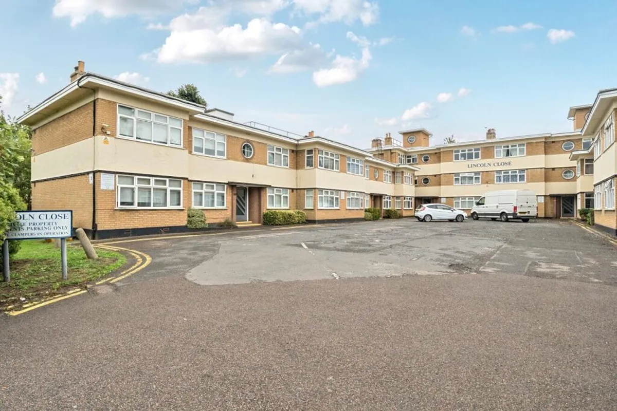 Flat Lincoln Court in Greater London