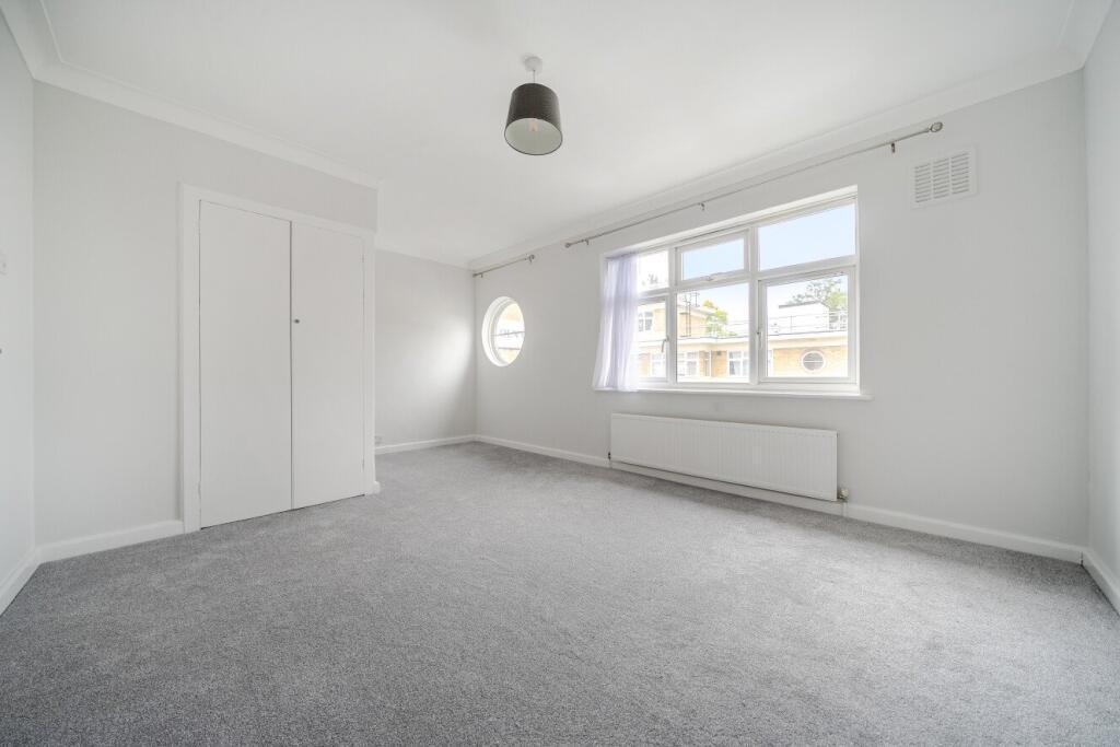 Flat Lincoln Court in Greater London