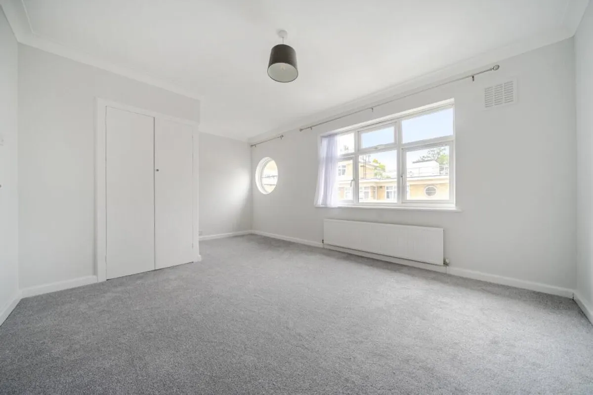 Flat Lincoln Court in Greater London