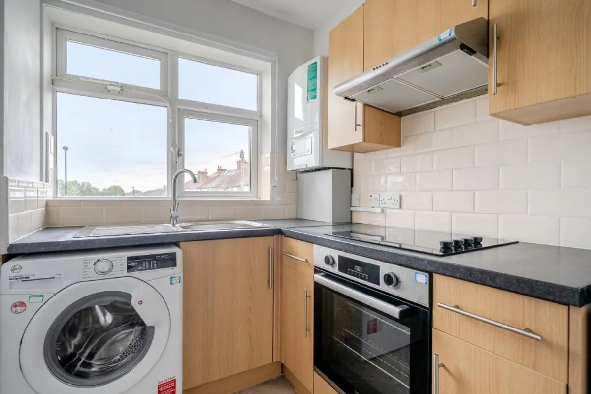 Flat Lincoln Court in Greater London