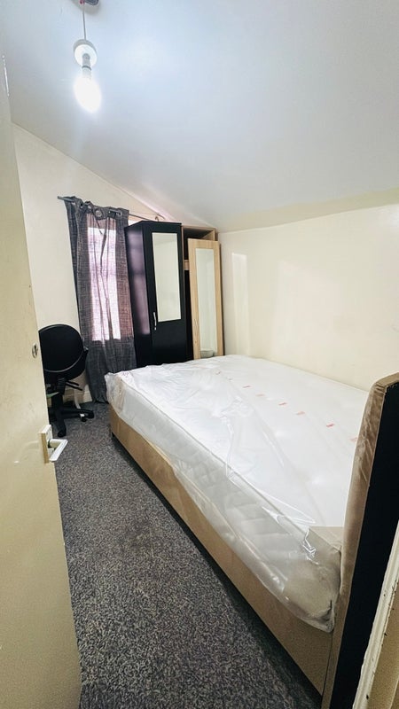 Room Cromwell Road in Salford