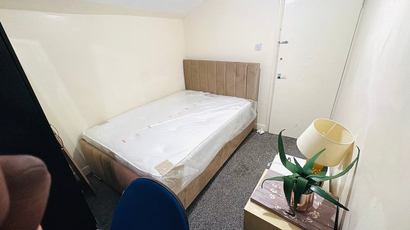 Room Cromwell Road in Salford