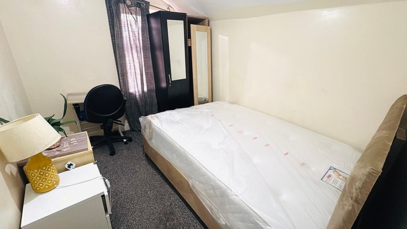 Room Cromwell Road in Salford