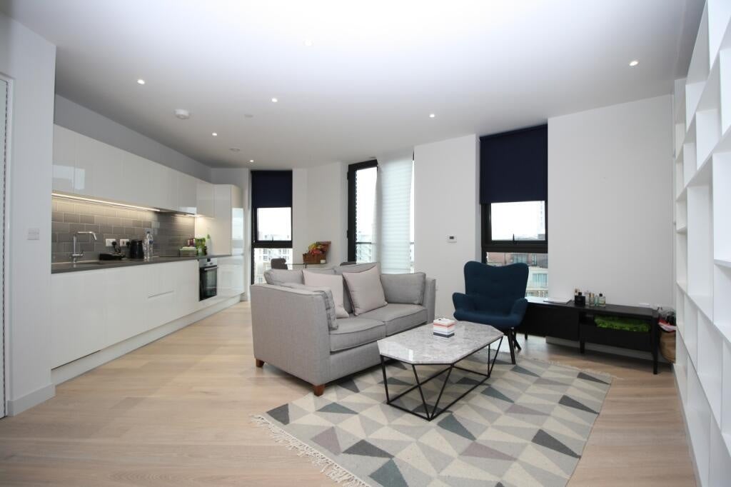 Flat Admiralty Avenue in Greater London