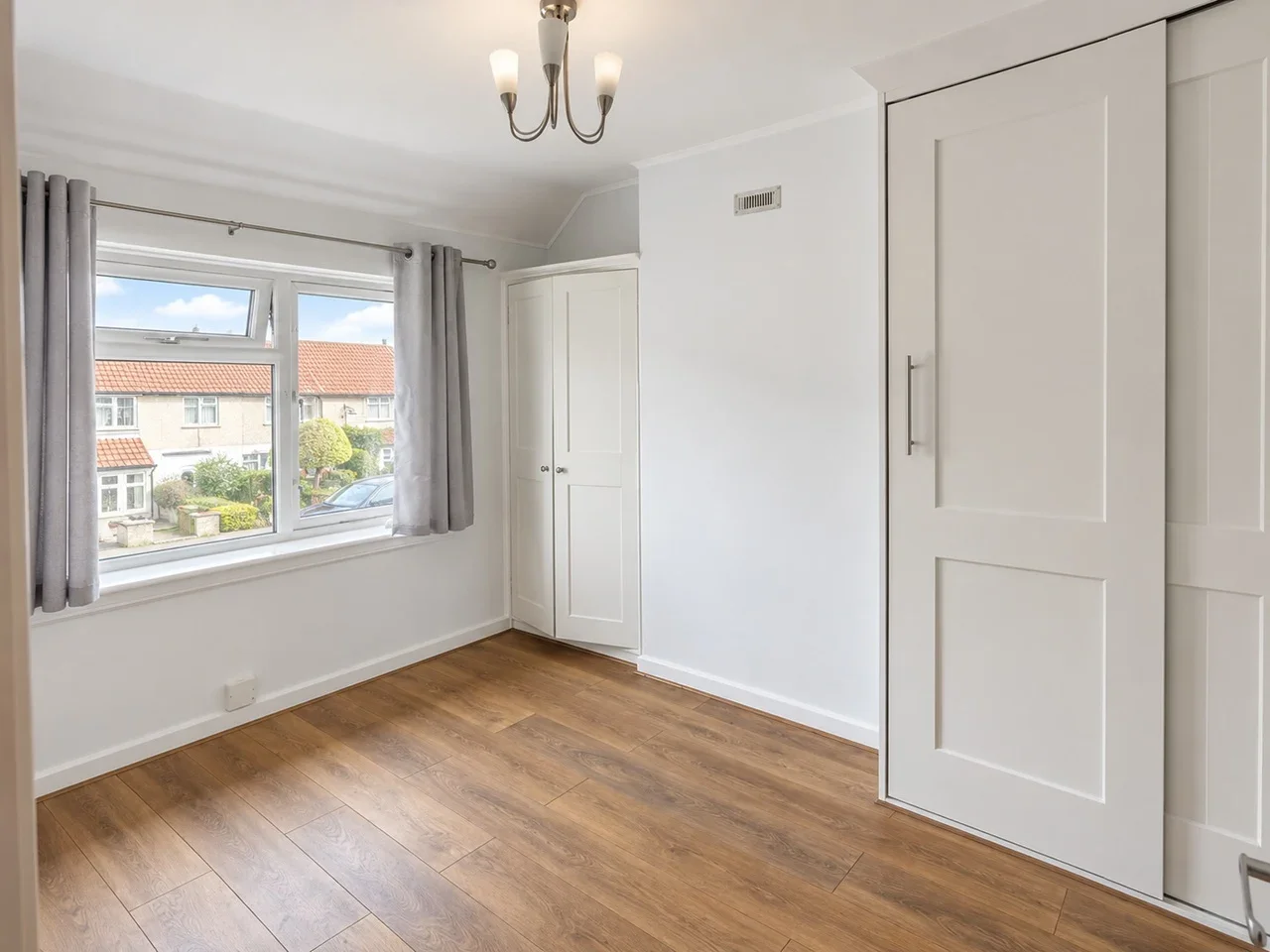 Flat Grafton Road in Greater London