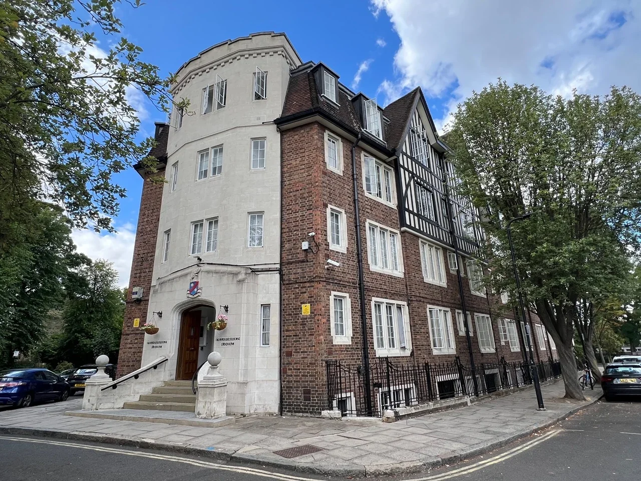 Flat Mortimer Crescent in Greater London