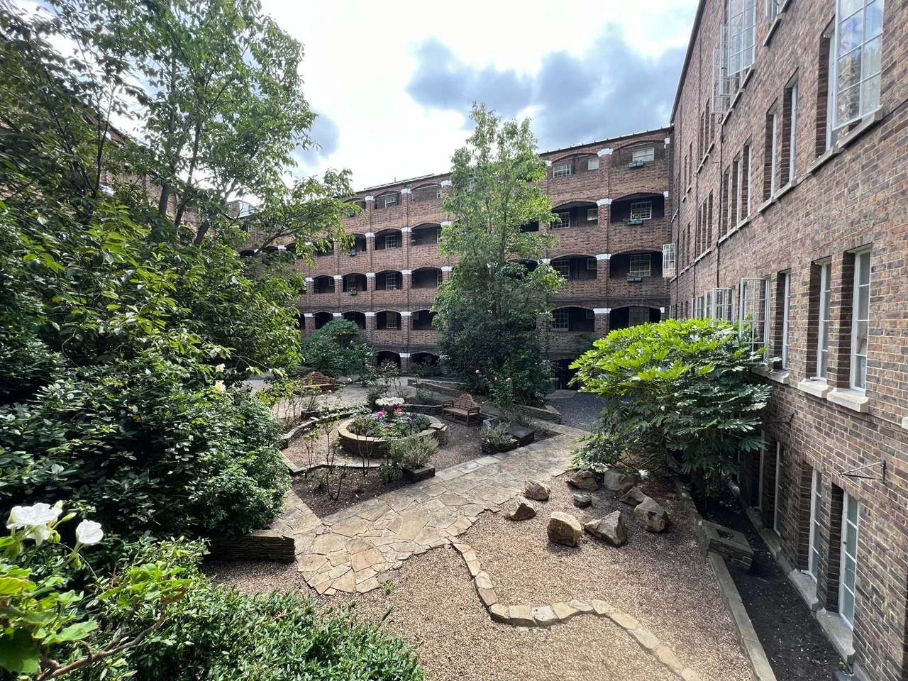 Flat Mortimer Crescent in Greater London