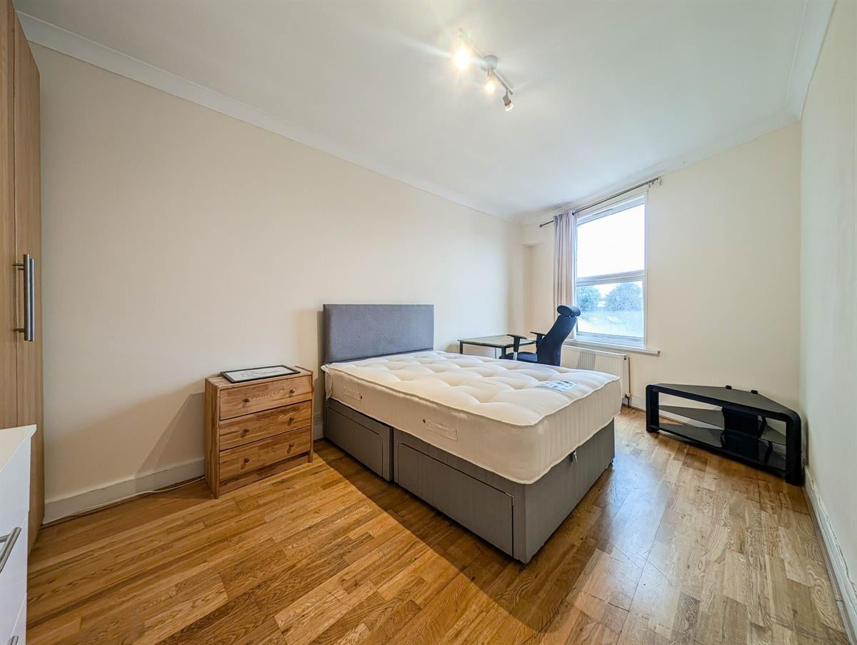 Flat Durnsford Road in Greater London