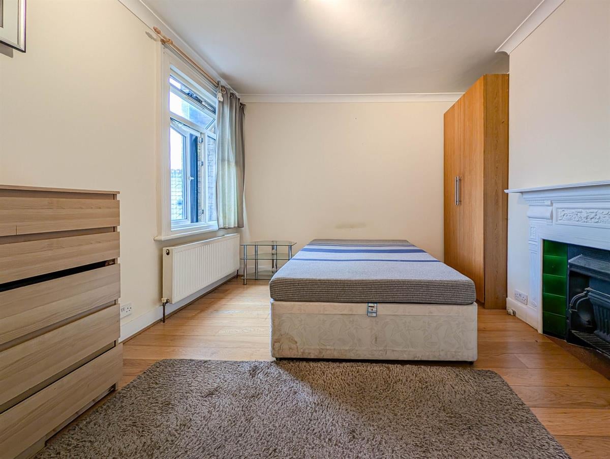 Flat Durnsford Road in Greater London