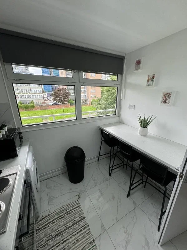 Room Whitechapel Road in Greater London