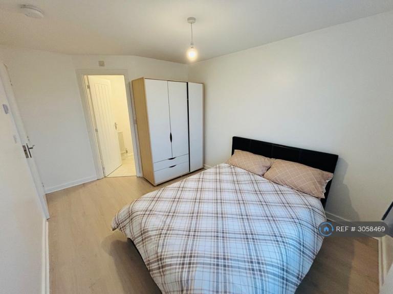 Room Fallow Road in Rothwell