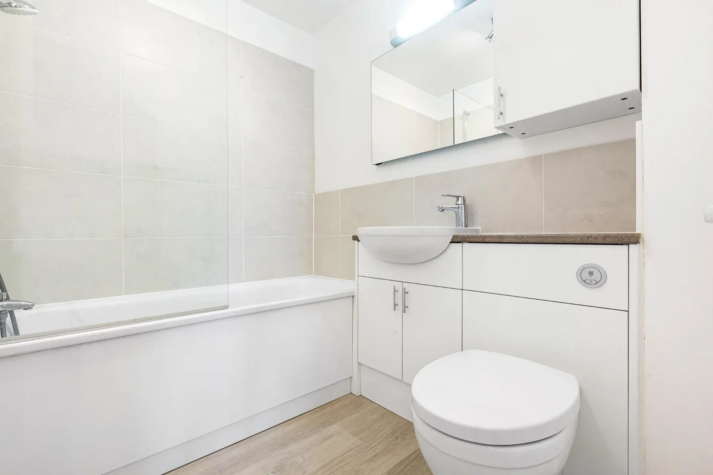 Flat Curtis Drive in Greater London