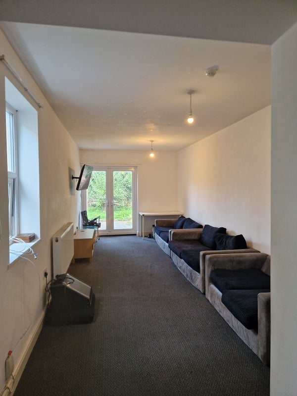 Room Miskin Street in Cardiff