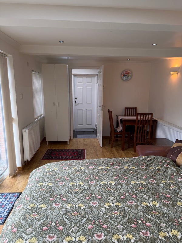 Room St Helen's Crescent in Nottingham