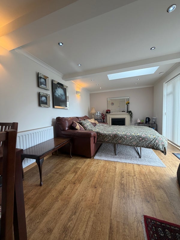 Room St Helen's Crescent in Nottingham
