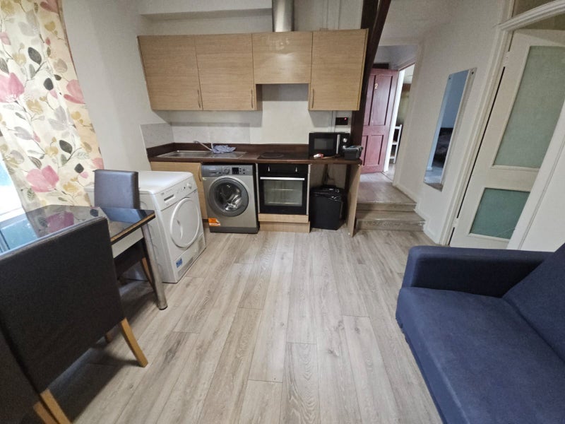 Flat Fawn's Manor Close in Greater London