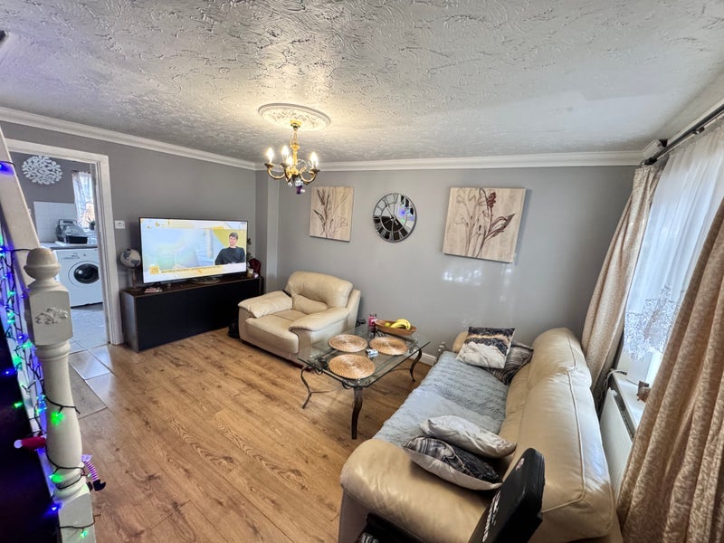 Room Widgeon Close in Greater London