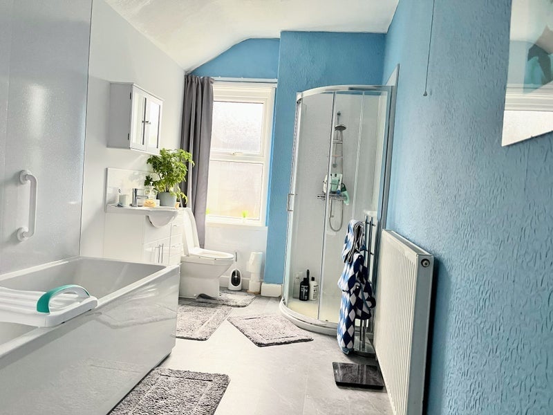 Room Crystal Way in Greater London