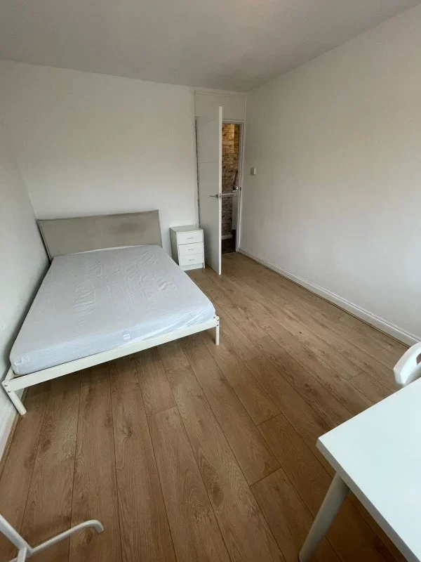 Room Crystal Way in Greater London