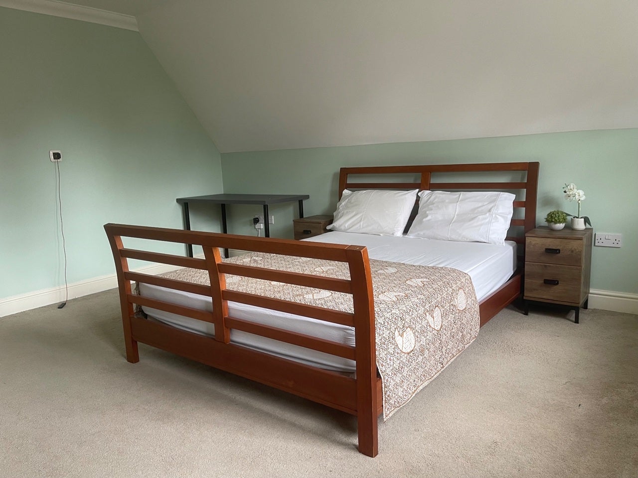 Room Rhapsody Crescent in Brentwood