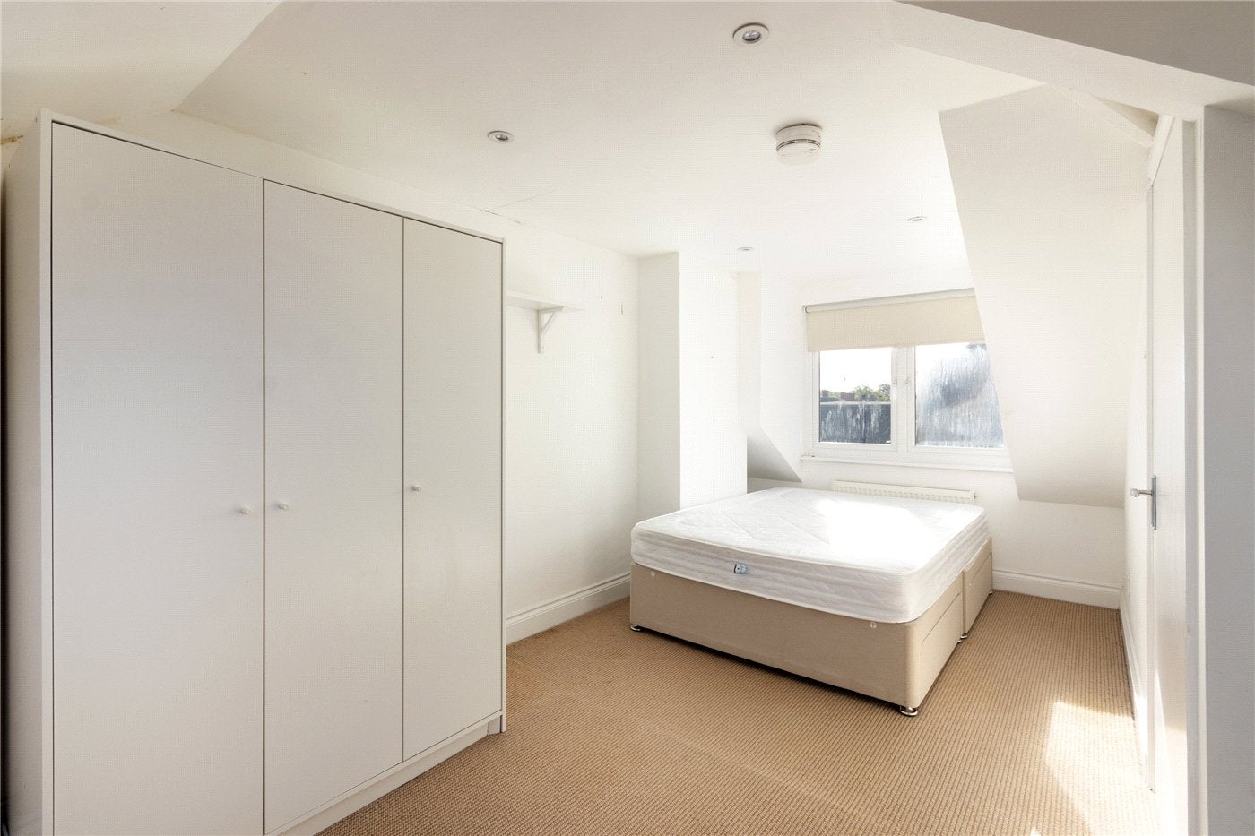 Flat Moring Road in Greater London