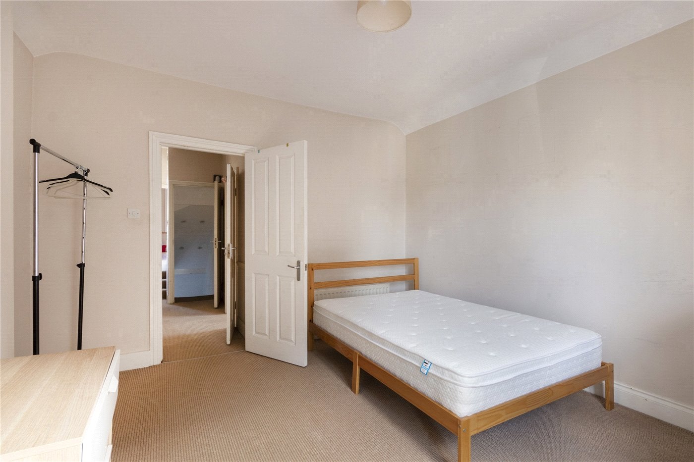 Flat Moring Road in Greater London