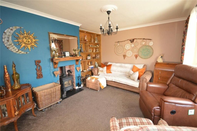 Room Throstle Road North in Leeds