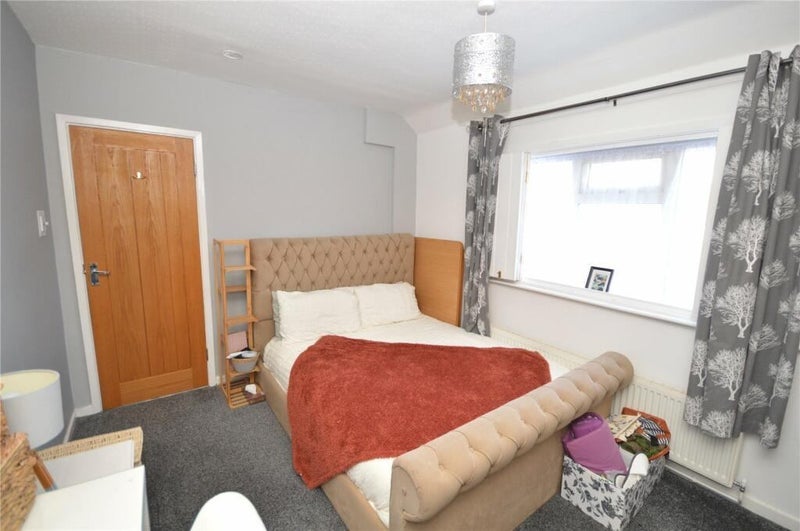 Room Throstle Road North in Leeds