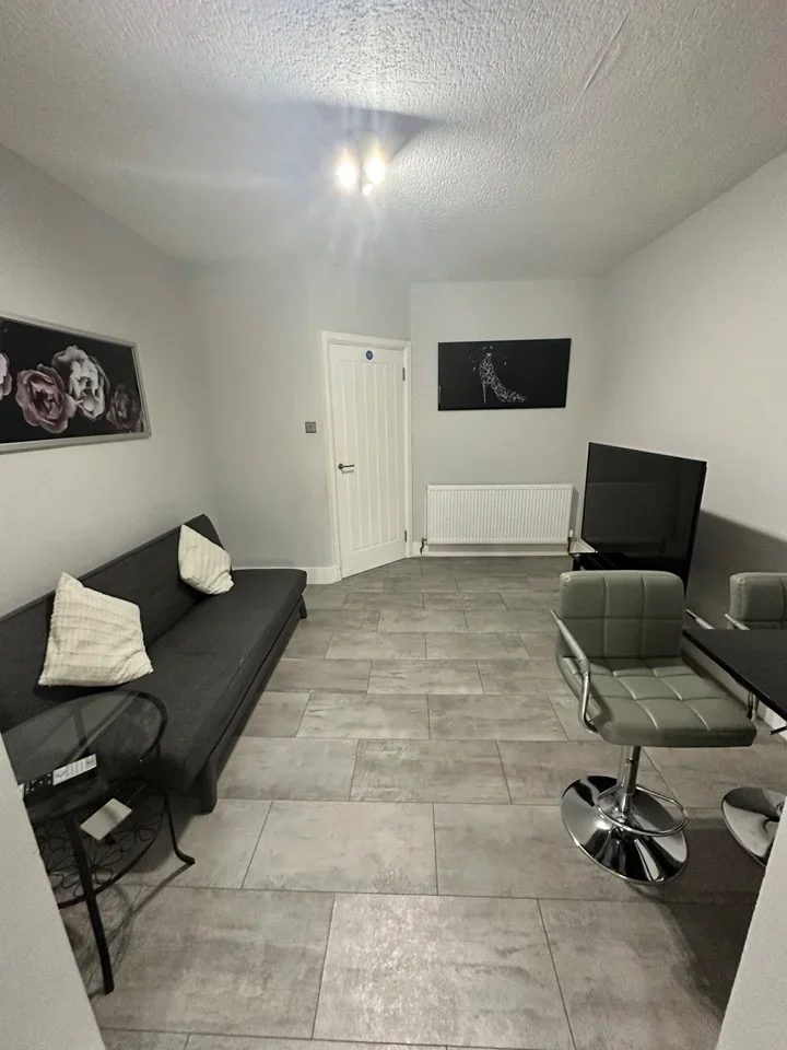 Room Warwick Road in Greater London
