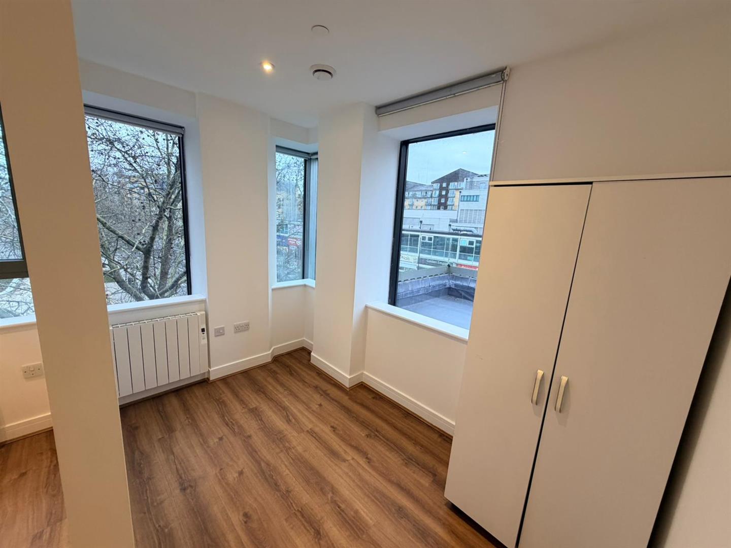 Flat Victoria Road in Greater London