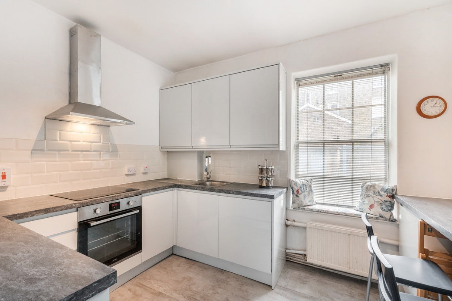 Flat Hortensia Road in Greater London