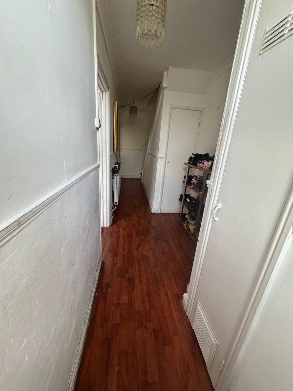 Room Manchester Road in Greater London