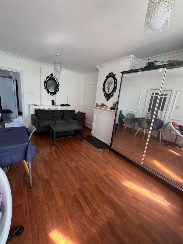Room Manchester Road in Greater London