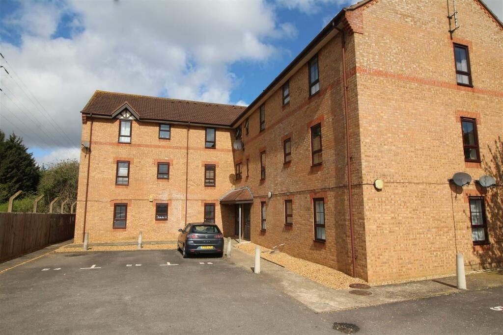 Flat Albany Walk in Peterborough