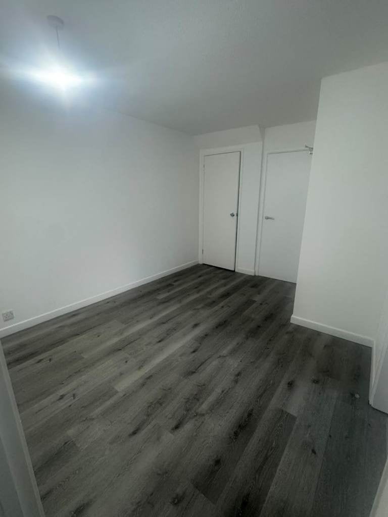 Flat Berrydale Road in Greater London