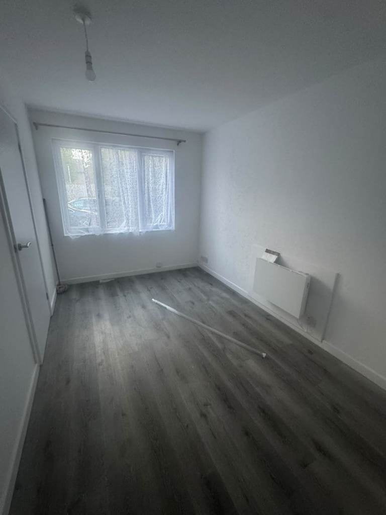 Flat Berrydale Road in Greater London