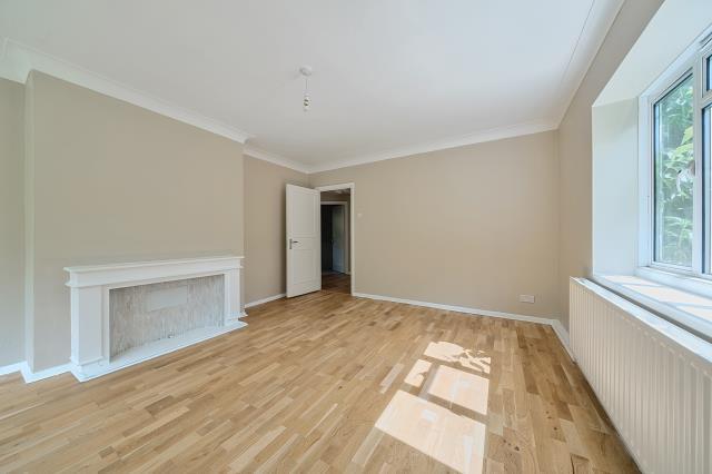 Flat Queens Court in Greater London