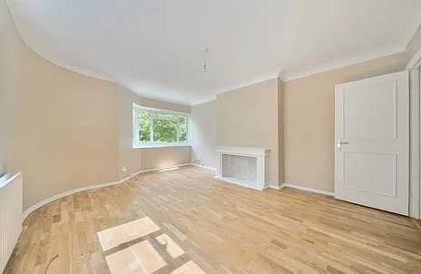 Flat Queens Court in Greater London