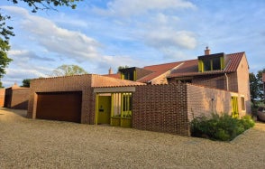House Moores Place in Brentwood
