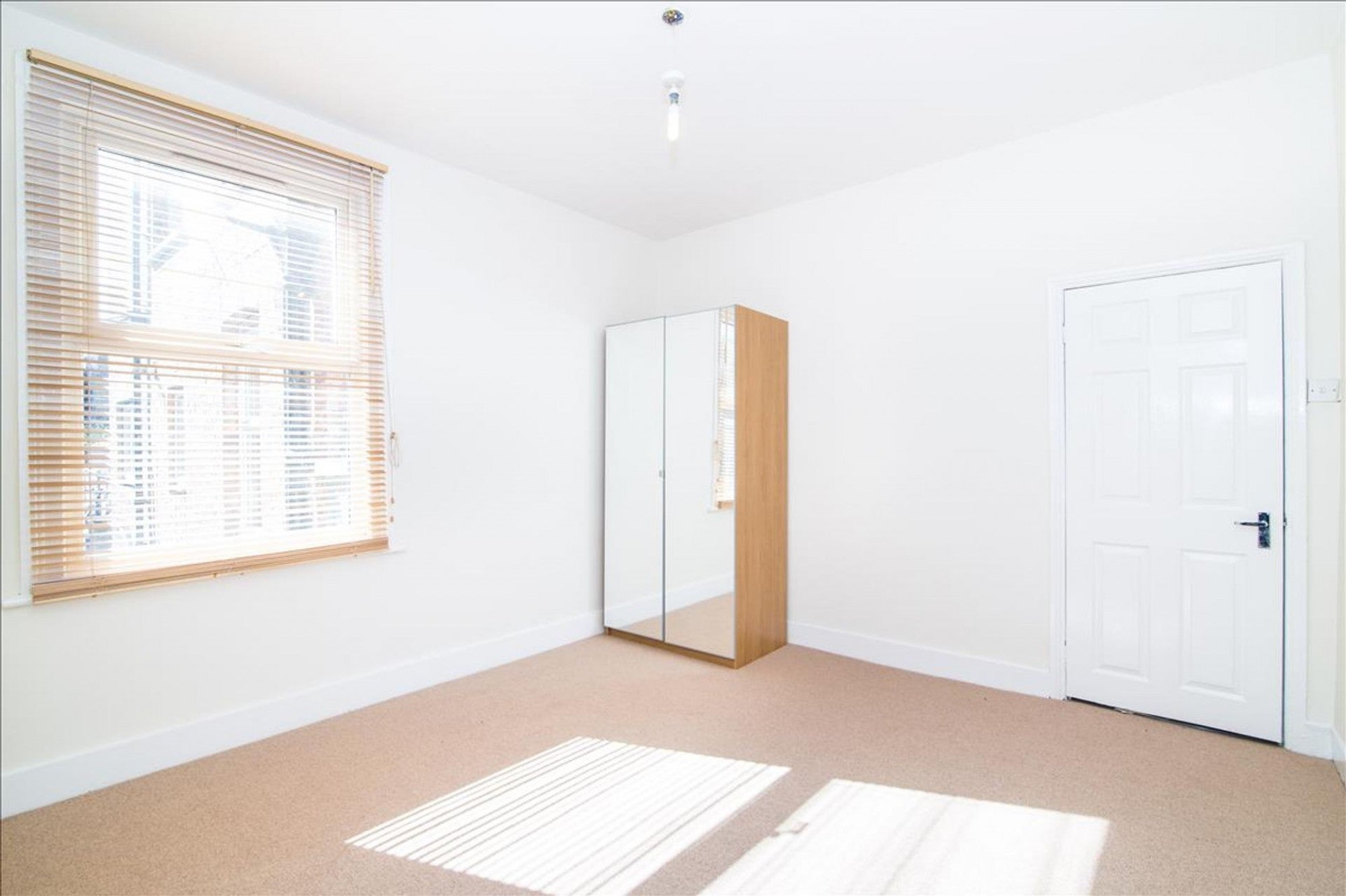 Flat Darwin Road in Greater London