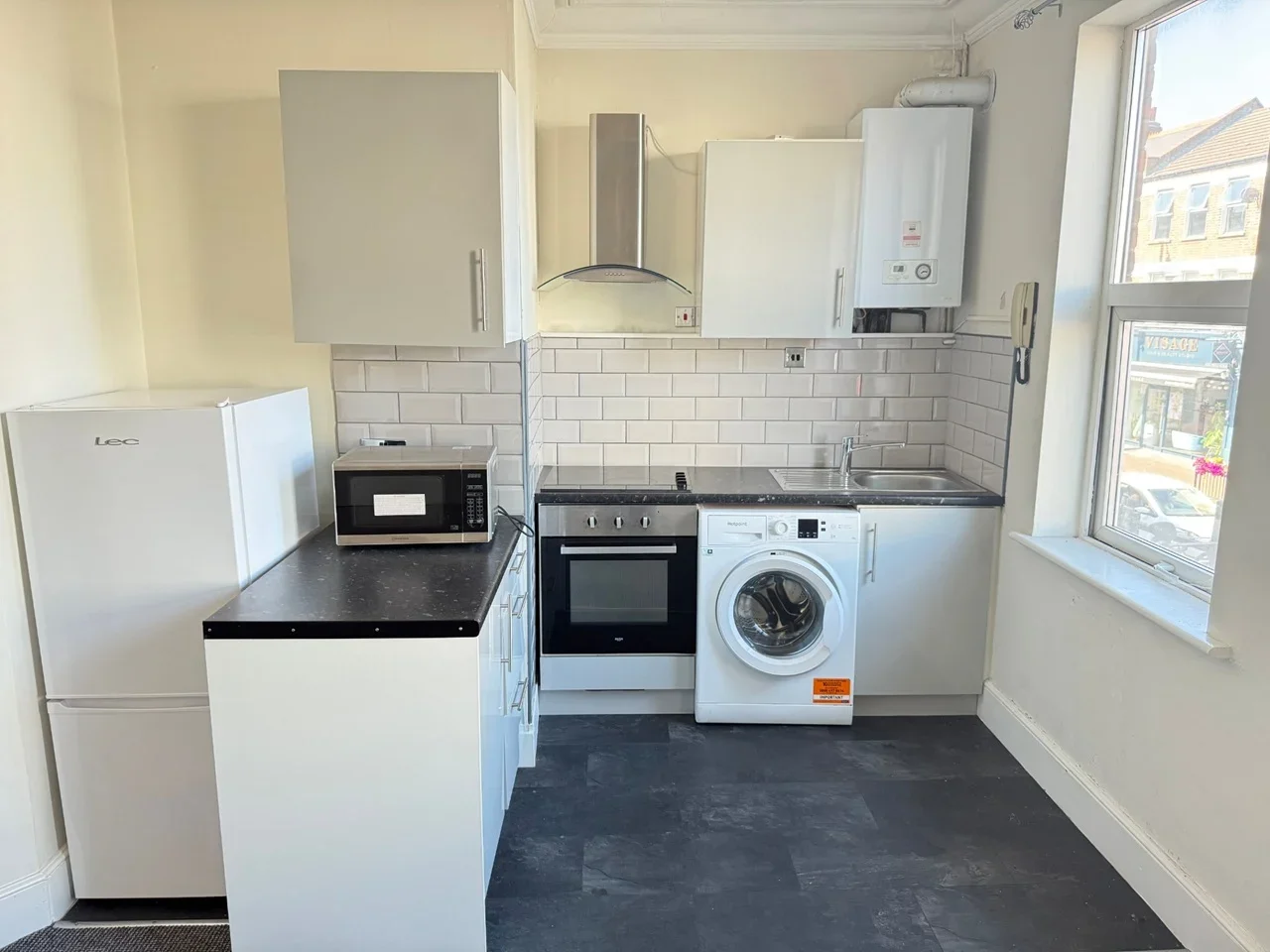 Flat Mitcham Road in Greater London