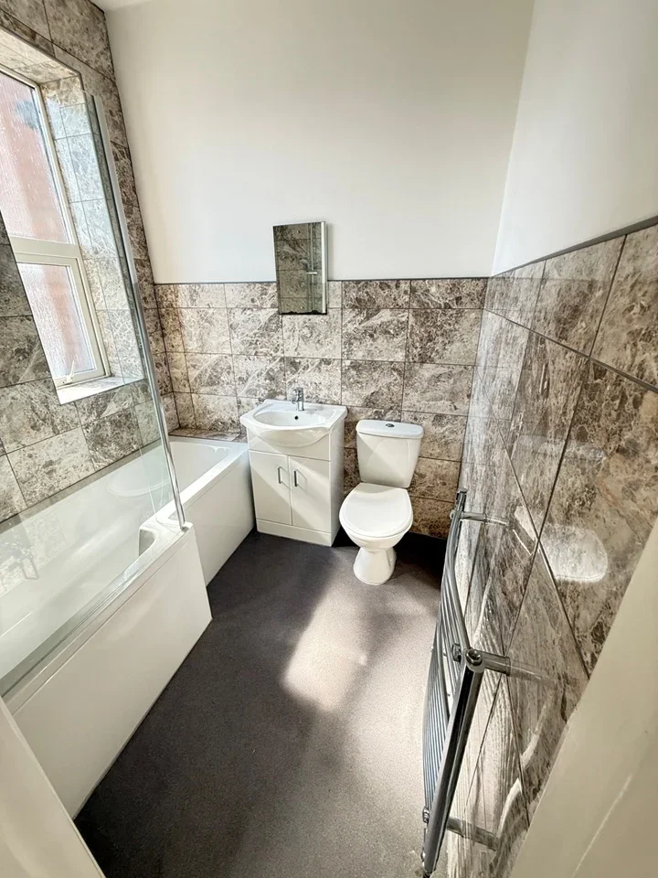 Flat Mitcham Road in Greater London