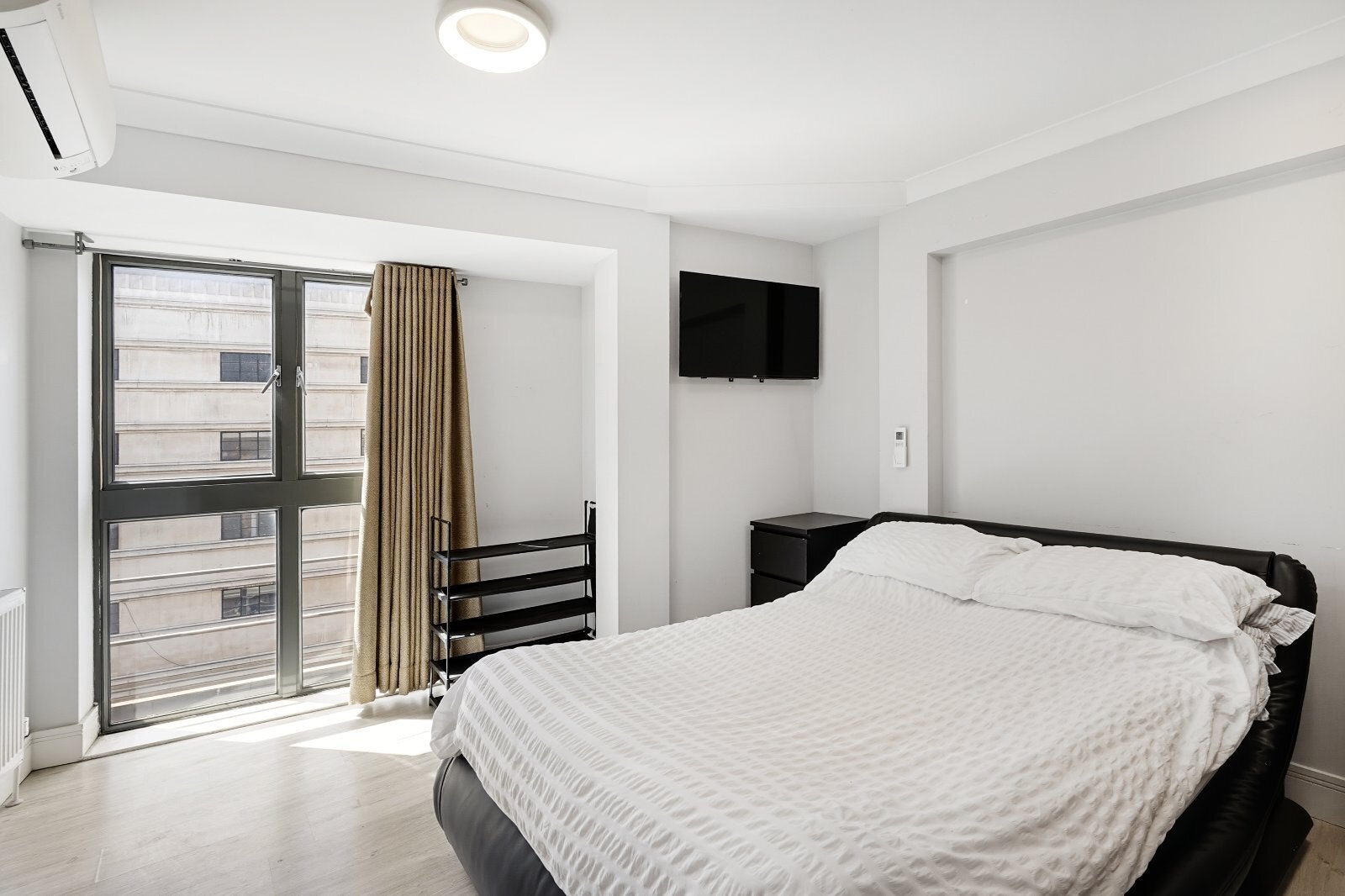 Flat Vauxhall Bridge Road in City of Westminster