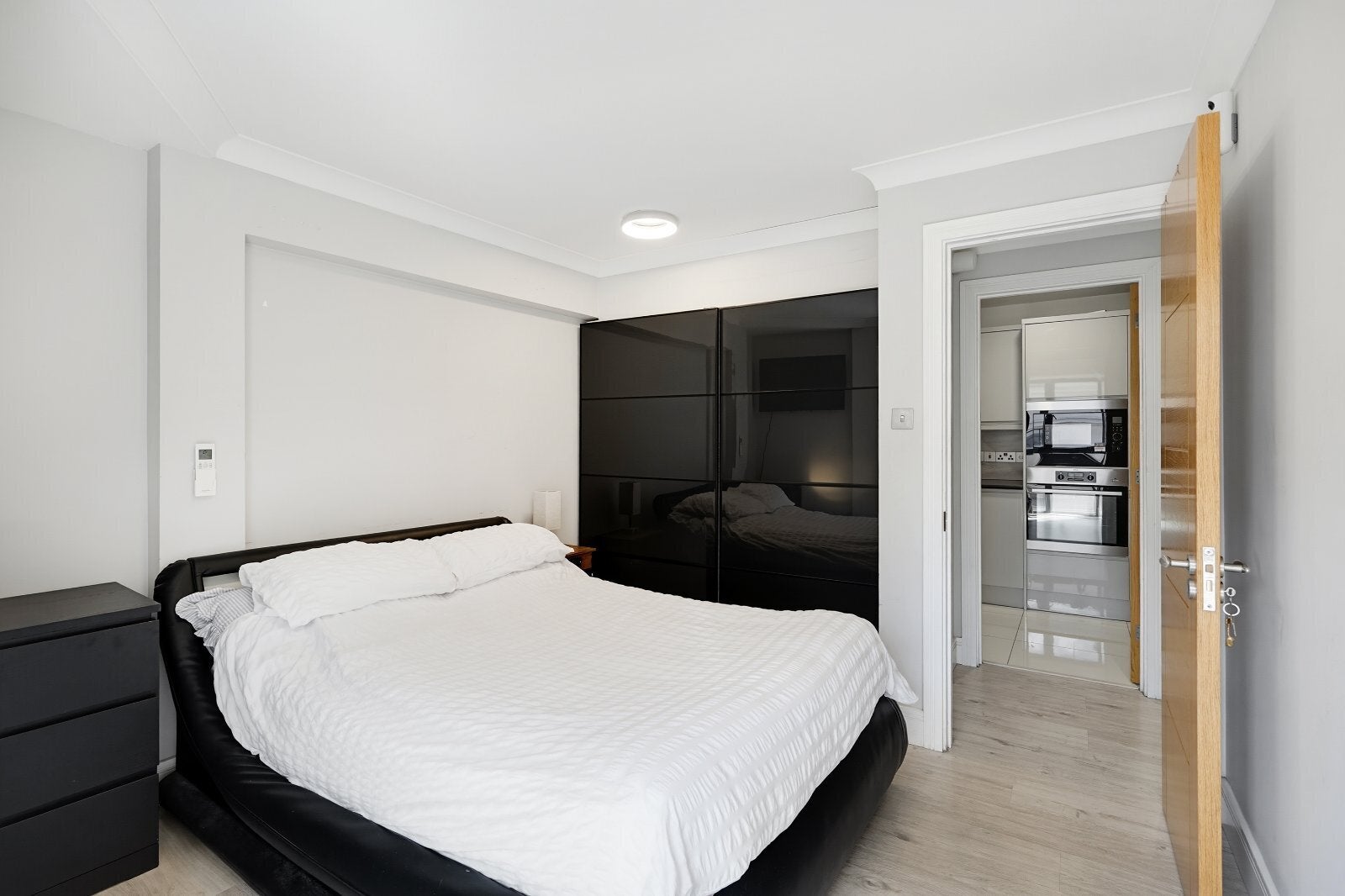 Flat Vauxhall Bridge Road in City of Westminster