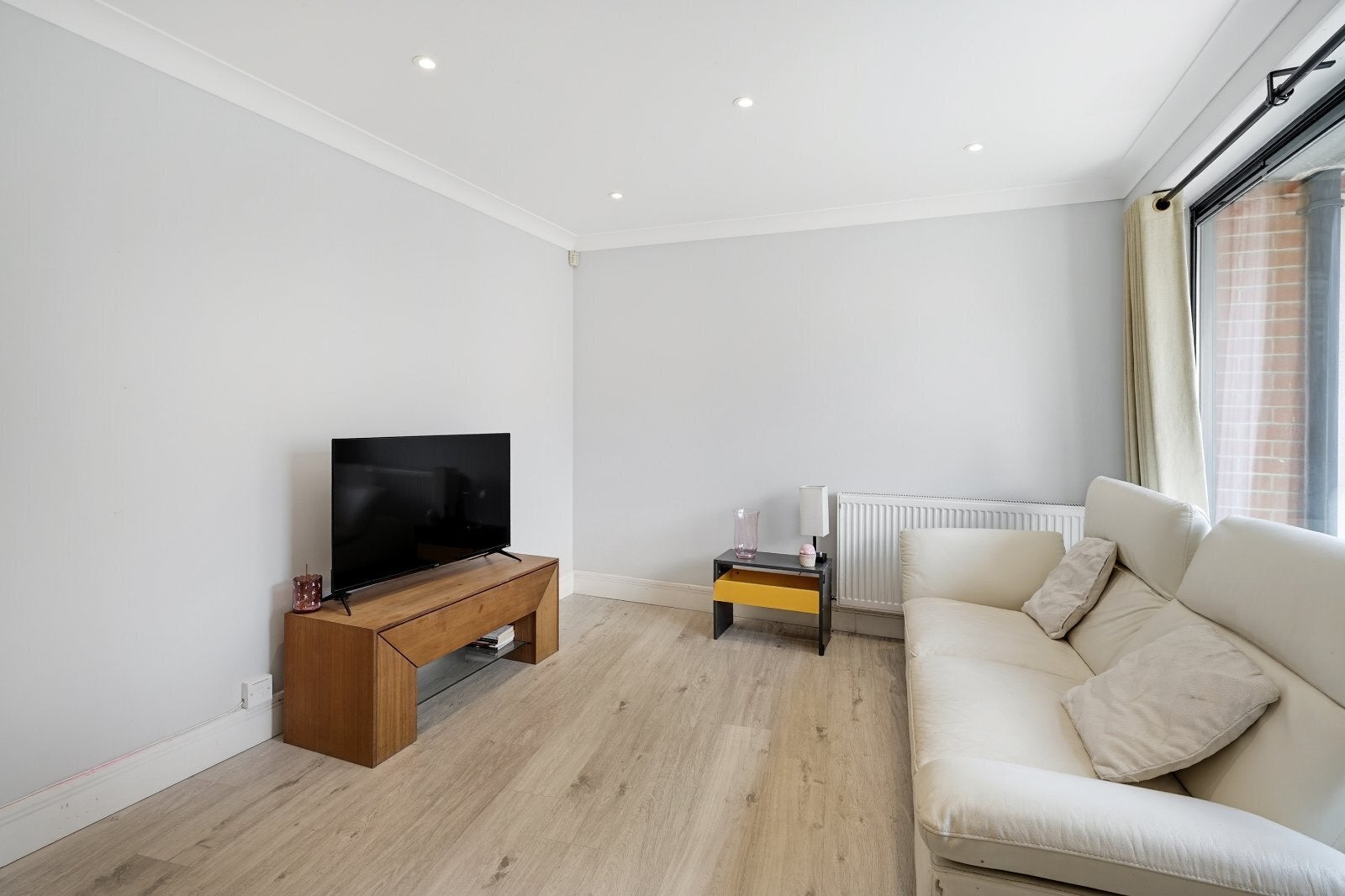 Flat Vauxhall Bridge Road in City of Westminster